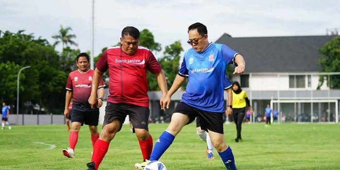 Pj Gubernur Jatim, Adhy Karyono, saat bermain sepak bola.