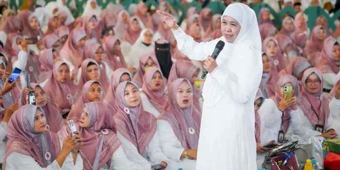 sambut-tahun-baru-1447-h-gubernur-khofifah-ajak-masyarakat-sholawat-dan-zikir-bersama