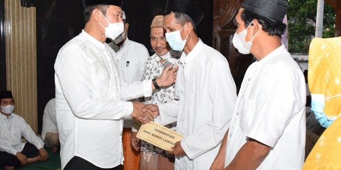 Bupati Lamongan Yuhronur Efendi melakukan penyerahan insentif di Masjid At Taawun Deket Kulon.