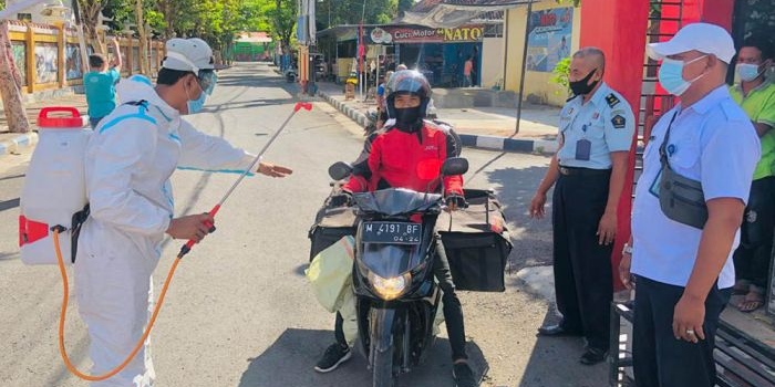 Penyemprotan disinfektan di gerbang masuk Lapas Kelas IIA Pamekasan.