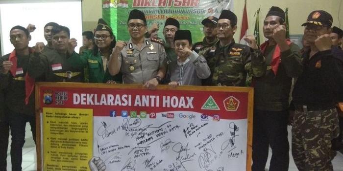 Kapolres Kediri Kota AKBP Anthon Haryadi bersama Ketua Ansor Wazid Husni dan Ketua PCNU Kota Kediri KH. Abu Bakar Abdul Jalil saat deklarasi anti hoax. Foto: ARIF K/BANGSAONLINE

