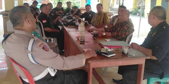 Mediasi antara YLPKN, Kades Tunggulwulung Hartono, Siswoyo, dan mertuanya H Kusnan di Balai Desa setempat.