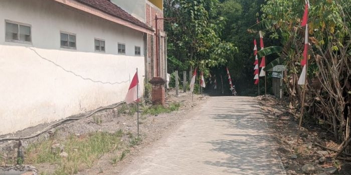 aktivitas-warga-meningkat-pemdes-krebet-madiun-lakukan-perbaikan-jalan-tak-layak