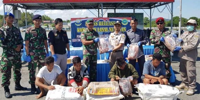 Tim Gabungan 2ndFQR Lanal Nunukan dan Kopaska Busur Ambalat 19 menunjukkan barang bukti yang berhasil diamankan.