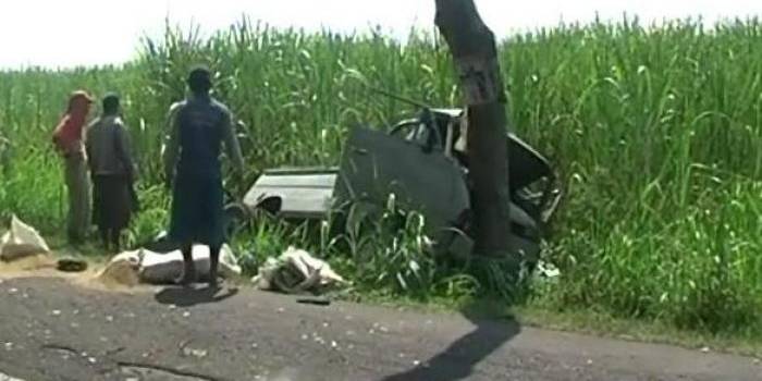 Mobil pikap yang nyemplung ke sawah. foto: soewandito/BANGSAONLINE.com