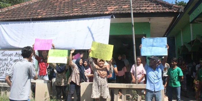 Ratusan warga Dusun Jatipentongan, Desa Bulusari,  Kecamatan Gempol menggelar aksi demo di balai dusun setempat, Rabu (11/4).