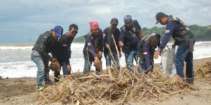 Para bikers yang tergabung dalam Klub MACI saat memunguti sampah di Pantai Kili Kili Trenggalek. foto: HERMAN S/ BANGSAONLINE