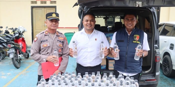 polres-sampang-gagalkan-peredaran-12-boks-miras-asal-bali-di-terminal-trunojoyo
