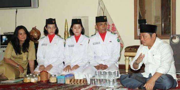 Bupati H. Saiful Ilah saat memberikan motivasi kepada Paskibraka yang terpilih di tingkat Nasional dan Provinsi. foto: nanang ichwan/BANGSAONLINE