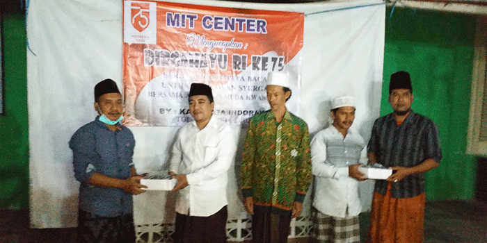 H. Moh Imron Thair (kiri) dan Ahmad Syafii (kanan) menyerahkan bantuan secara simbolis kepada guru madin di Kecamatan Kwanyar, Bangkalan.