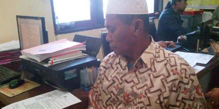 Haji Achmad Sandar, pelaku dugaan penipuan saat diperiksa di Polres Situbondo. (foto: hadi prayitno/BANGSAONLINE)