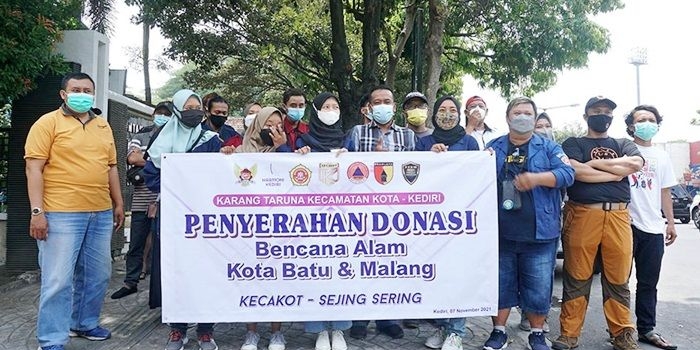 Tim Karang Taruna Kecamatan Kota, Kota Kediri, siap mengirimkan donasi ke Batu. foto: ist.