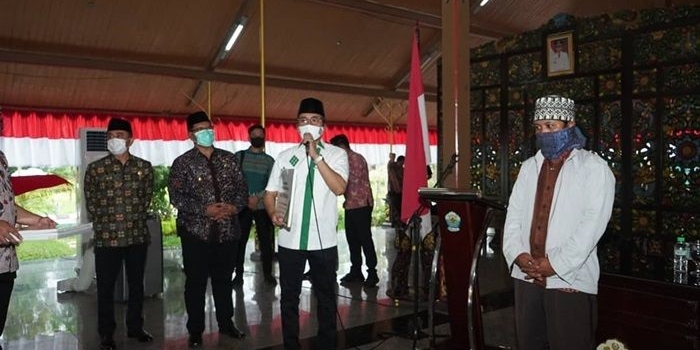 Bupati Bangkalan, Abdul Latif Amin Imron saat menyalurkan bantuan insentif bagi guru madin dan guru ngaji. 