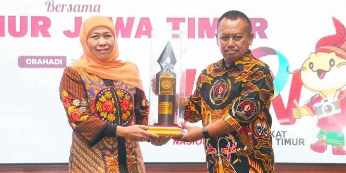 pwi-jatim-award-2025-gubernur-khofifah-dinobatkan-jadi-tokoh-ekonomi-regional
