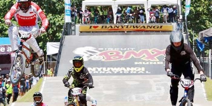 Para pembalap dunia sedang berlatih di sirkuit BMX muncar Banyuwangi.