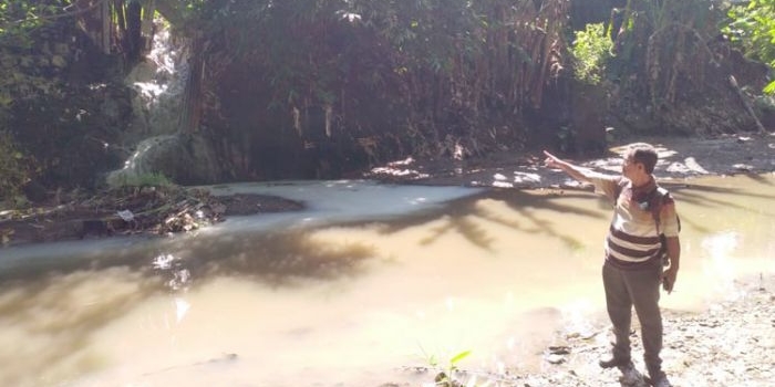 Kondisi sungai Dusun Sumberejo, Desa Pondokrejo, Kecamatan Tempurejo yang diduga tercemar limbah cair hasil pengolahan karet Pabrik PTPN XII Kebun Glantangan.
