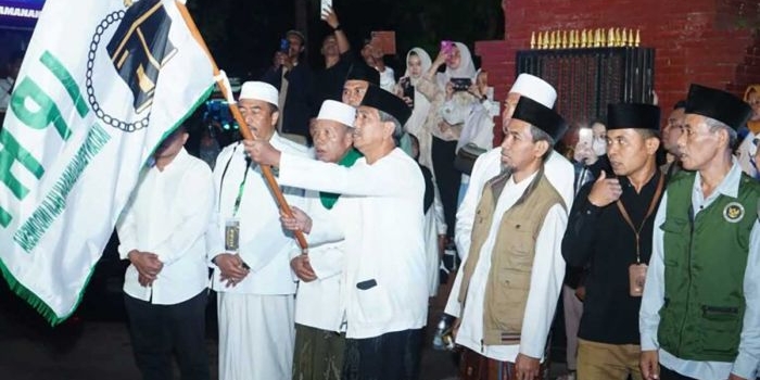 Sekdakab Trenggalek, Edy Suptiyanto, ketika melepas keberangkatan jemaah calon haji tahun ini.