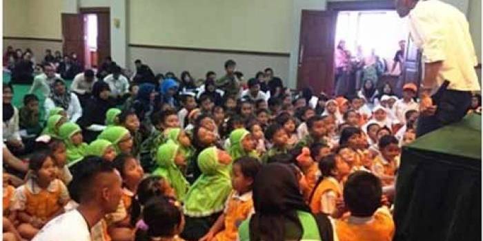 Kegiatan mendongeng bersama Kak Ariyo dan Genbi Kediri. foto: arif kurniawan/BANGSAONLINE
