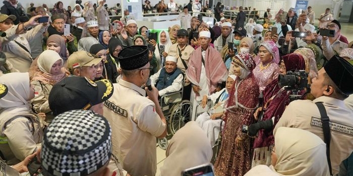 Menteri Haji dan Umrah (Menhaj) Mochamad Irfan Yusuf melepas kepulangan jemaah haji Kloter UPG 7 dari Bandara Internasional King Abdul Aziz, Jeddah, pada Jumat (5/6/2026).