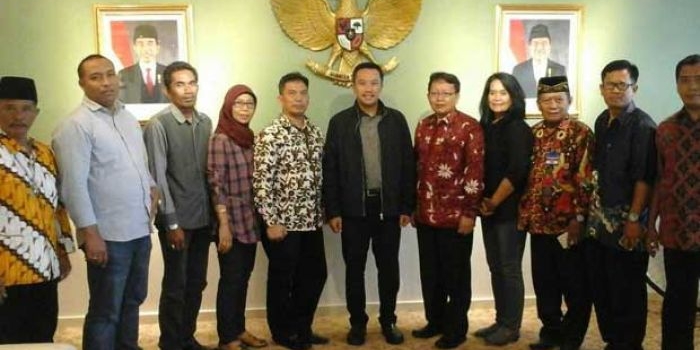 POSE BERSAMA: Kepala Plt Disporpar Sidoarjo, Djoko Supriyadi, dan sejumlah kades asal Kecamatan Jabon, pose bersama dengan Menpora H Imam Nahrawi, di Kantor Kemenpora, di Jakarta, Jumat (21/4) lalu. foto: istimewa