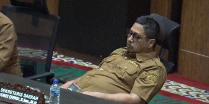 pejabat-opd-bangkalan-kepergok-tidur-dan-main-ponsel-saat-paripurna-lkpj-2025-bupati-geram