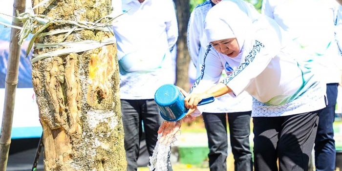 Gubernur Khofifah bersama jajaran Forkopimda menanam pohon pule setinggi enam meter sebagai simbol komitmen perluasan ruang terbuka hijau di wilayah perkotaan.