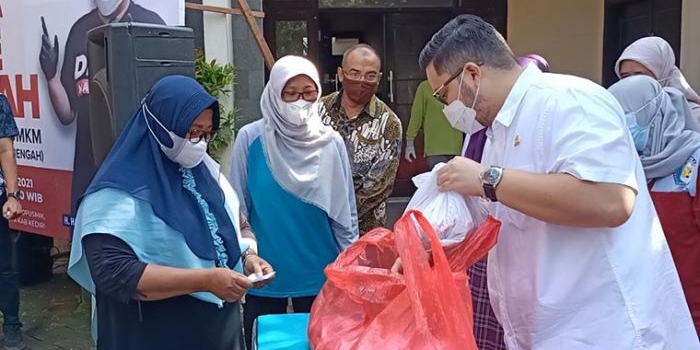 Mas Bup Dhito ikut melayani pembeli cabai saat operasi pasar di halaman Dinkop dan UMKM. foto: MUJI HARJITA/ BANGSAONLINE