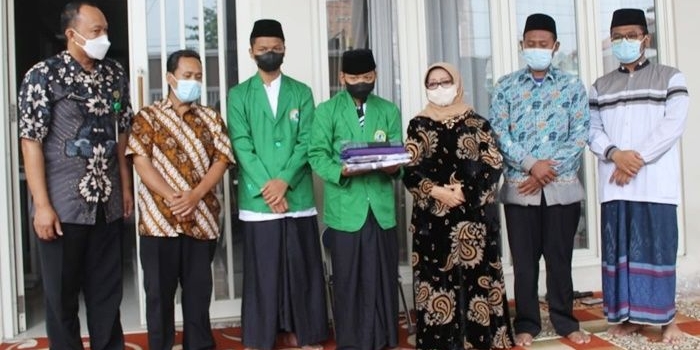 Hj Mundjidah Wahab (Bu Mun) saat menerima dua anak yatim korban Covid-19, di Ponpes Bahrul Ulum, Tambak Beras, Kabupaten Jombang.