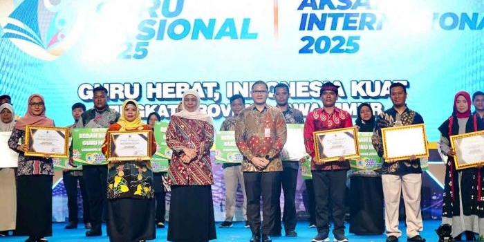 terharu-di-puncak-hgn-2025-gubernur-khofifah-apresiasi-guru-hebat
