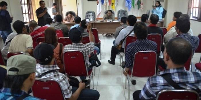 ?

Forum PPK se-Surabaya saat berada di Kantor KPU. Foto:diday rosady/BANGSAONLINE