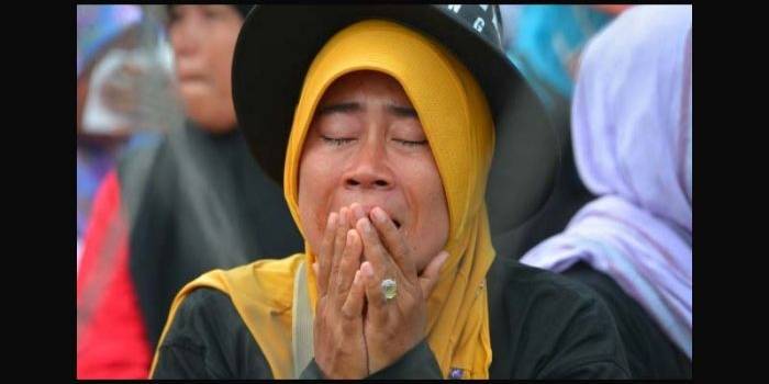 NELANGSA: Seorang guru honorer menangis histeris. Bersama ribuan guru lainya mereka mendesak diangkat menjadi PNS.