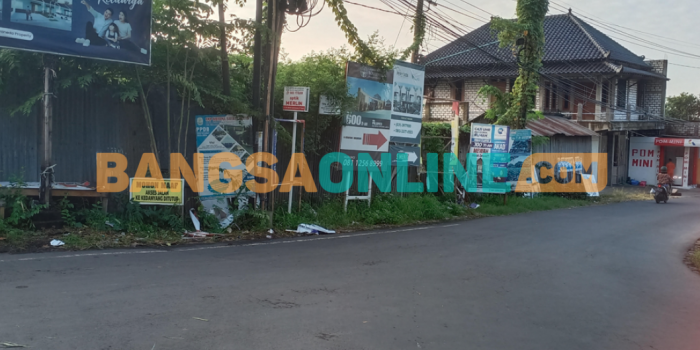 Kerangka bekas APK caleg masih berdiri di sudut Desa Kembangan, Kecamatan Kebomas, Gresik usai ditertibkan bawaslu di masa tenang. foto: SYUHUD/ BANGSAONLINE.com