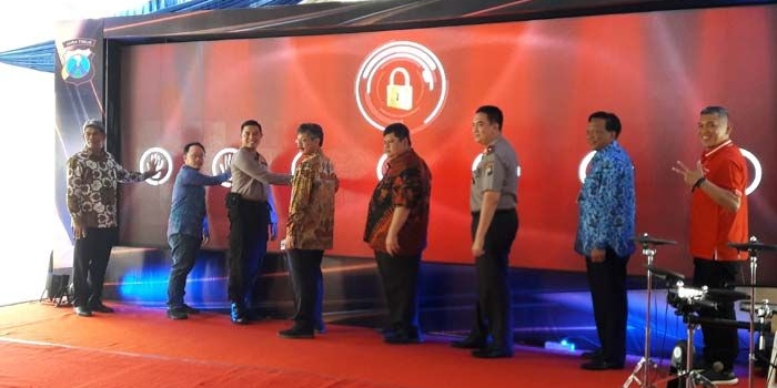 Launching CPS ditandai dengan sentuhan ke layar raksasa oleh Wakapolda Jatim, Kapolres, dan Forkopimda.
