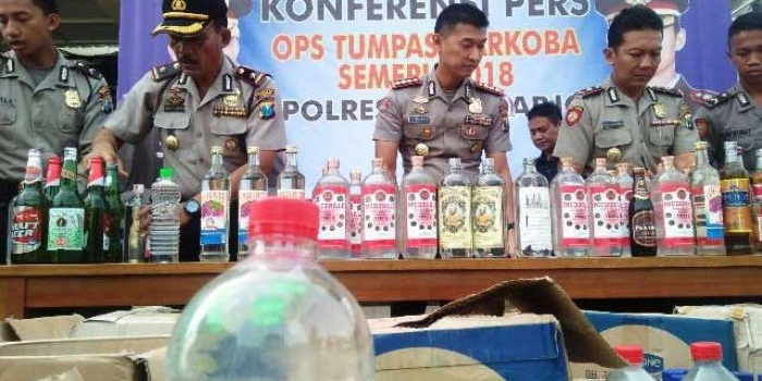 Kapolresta Sidoarjo memamerkan barang bukti hasil tangkapan selama operasi tumpas narkoba semeru 2018.