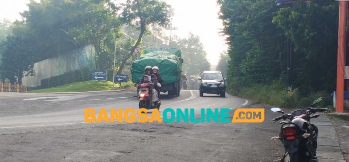 truk-besar-tak-kuat-nanjak-di-sekitar-bukit-condrodipo-gresik-bahayakan-pengguna-jalan