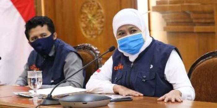 Gubernur Jawa Timur Khofifah Indar Parawansa didampingi Wagub Jatim Emil Elestianto Dardak di Gedung Negara Grahadi Surabaya, Jumat (10/4/2020). foto: istimewa/ bangsaonline.com 