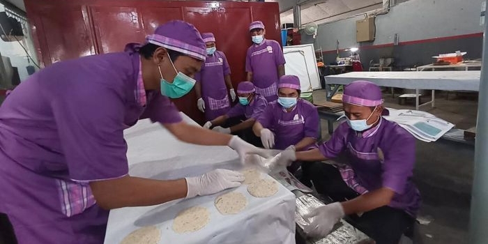 Warga Binaan Lapas Blitar saat memproduksi kerupuk puli yang hasilnya kini diekspor ke Hong Kong.