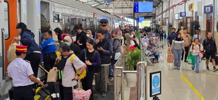 9-727-penumpang-naik-turun-ka-di-stasiun-kediri-selama-long-weekend-tahun-baru-hijriah-1447-h