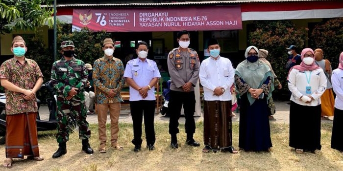 Keluarga Pengasuh Ponpes Al Hidayah II beserta Muspika Sukorejo.