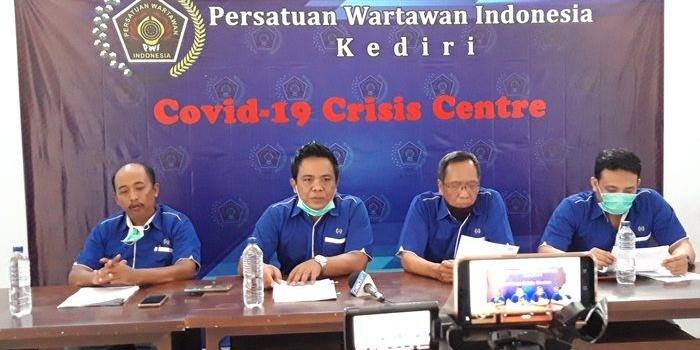 Pengurus PWI Kediri saat membaca desakan kepada Presiden untuk melakukan lockdown. Dari kiri: Yusuf Abidin (Sekretaris), Mega Wulandari (Ketua), Misono (Bendara), dan Setiawan (Ketua HPN PWI Kediri 2020). foto: MUJI/ BANGSAONLINE