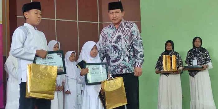 Siswi kelas 1 SDIT Nurul Fikri Sidoarjo, Philia Tungga Dewi, saat menerima penghargaan karena telah berhasil menghafal 5 Juz.