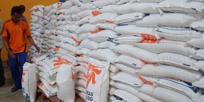 AMAN: Persediaan stok beras di gudang bulog Tuban siap didistribusikan. foto: suwandi/ BANGSAONLINE