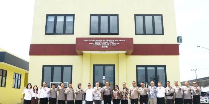 Perwakilan Polda Jatim dan manajemen JIIPE saat peresmian dan penyerahan kantor kepolisian khusus kawasan. foto: ist.