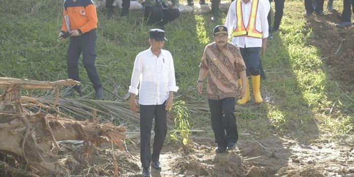 Gubernur Jatim Soekarwo mendampingi Presiden RI Jokowi dalam kunjungan kerja meninjau lokasi bencana alam di Kabupaten Pacitan, Sabtu (9/12).
