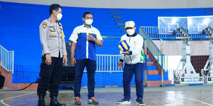 Wakil Wali Kota Pasuruan Adi Wibowo memberikan pukulan pertama tanda dibukanya turnamen.