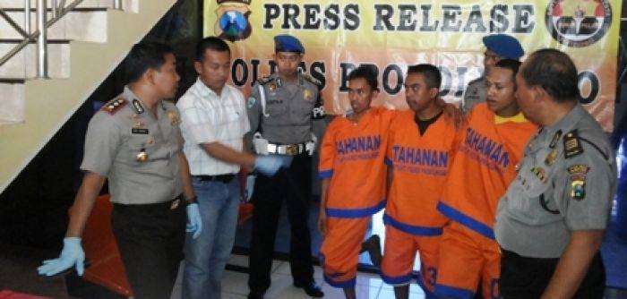 Kapolres Probolinggo, AKBP Riky Huznul merilis tersangka Curwan yang melibatkan perangkat desa. foto: andi sirajudin/BangsaOnline.com