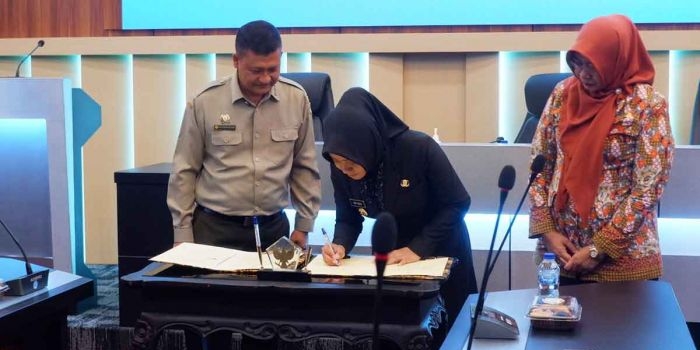 Bupati Mojokerto, Ikfina Fahmawati, saat menandatangani nota kesepakatan dalam sektor pertanian dengan BPTP Jatim.
