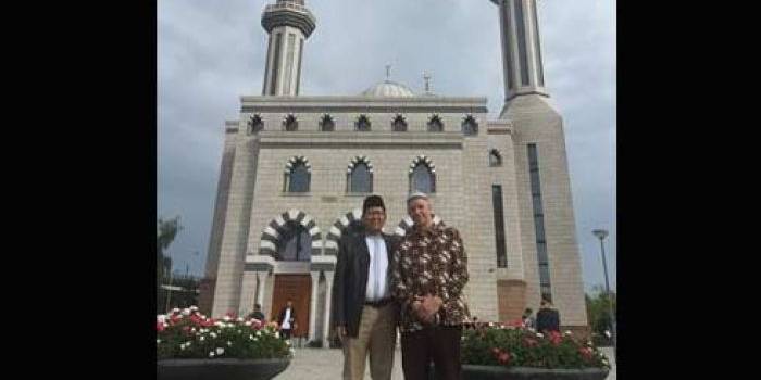 KHM Cholil Nafis bersama Tom Abdullah, warga Belanda yang sudah bersyahadat. Ia berpose di depan masjid Assalam Rotterdam Belanda. Foto: dokumentasi bangsaonline.com