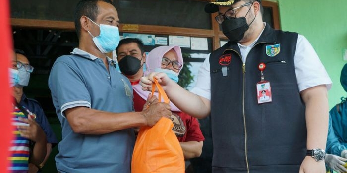 Bupati Kediri, Hanindhito Himawan Pramana, saat menyerahkan bantuan kepada warga. Foto: Ist