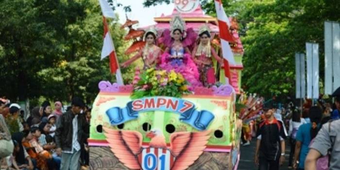 tampak mobil hias peserta karnaval. foto:bambang dj/BANGSAONLINE